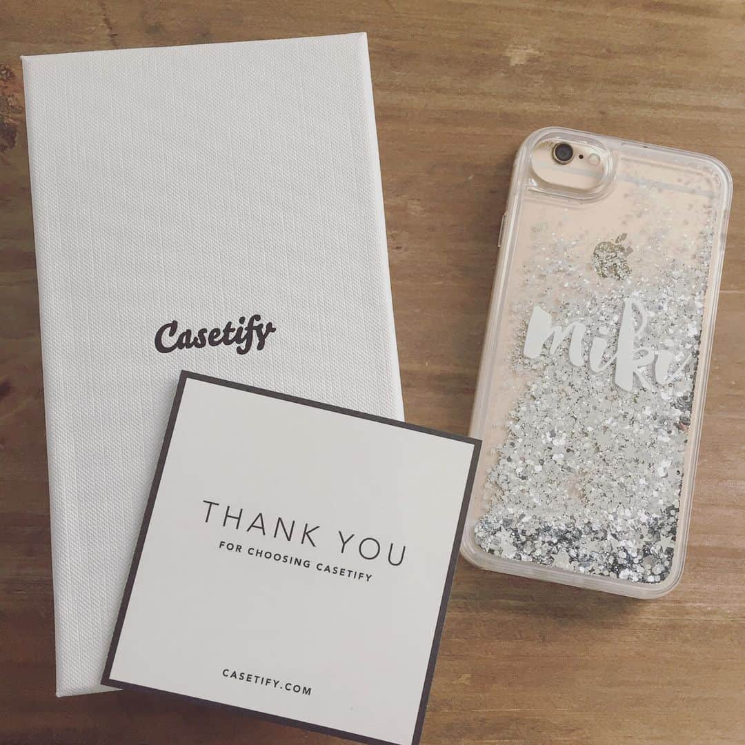 ナカイシミキさんのインスタグラム写真 - (ナカイシミキInstagram)「NEW📲 iPhoneケース ・ 👉スワイプ 子供達や旦那さんにも相談しつつ カスタム ・ 字体やキラキラの色も 自分で組み合わせ🌟 ・ 私はリング付けれるように 名前横書きにしました🎀 ・ ・ 子供達も 流れる星をひたすら見てます🤩 ・ ・ #newin #iPhone #iPhoneケース  #casefity #カスタム #スターモチーフ #star #phonecase」2月10日 20時58分 - mikivicious