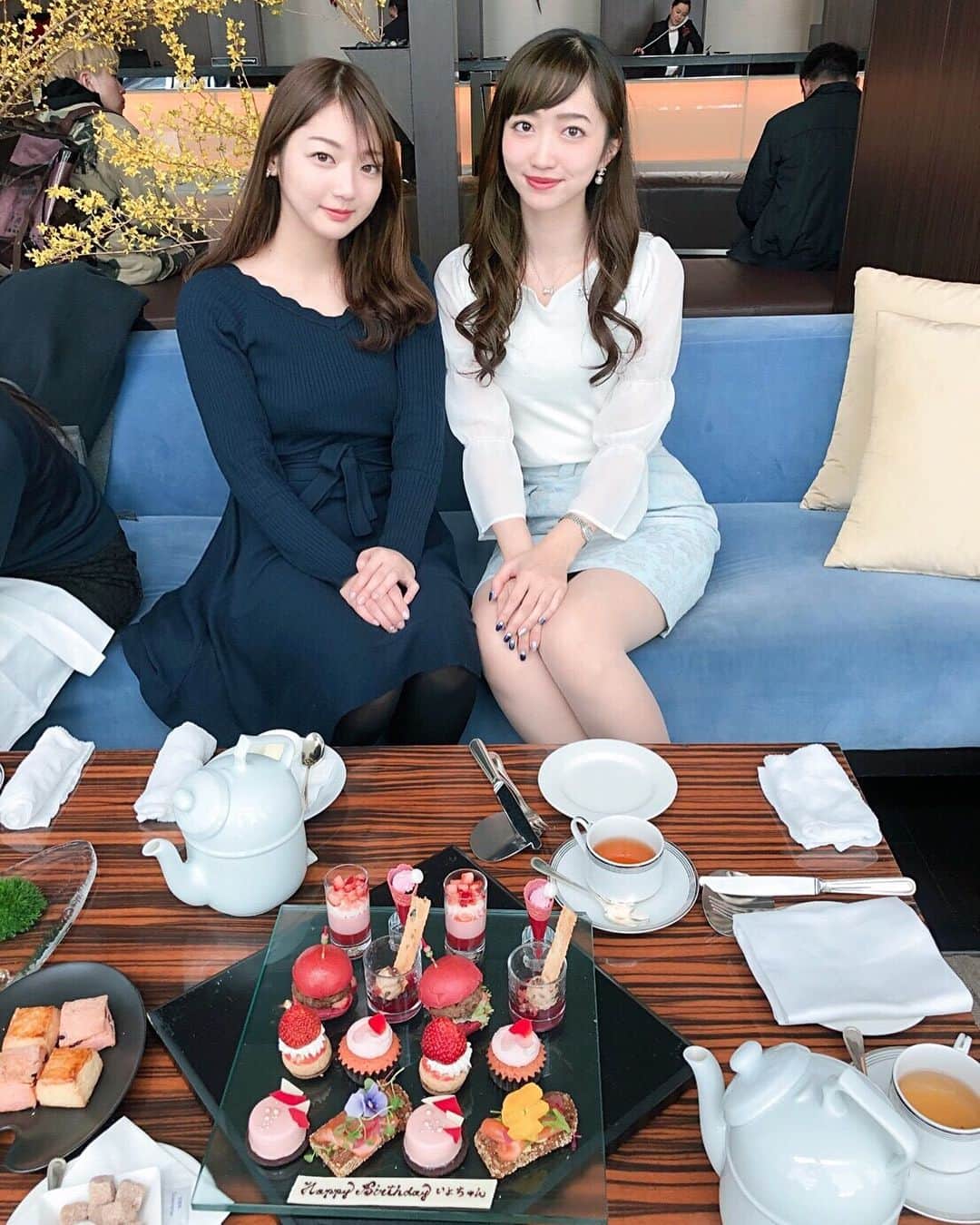 のインスタグラム：「まゆと恒例の誕生日アフターヌーンティー 😋🍓 #conradtokyo #twentyeight  #strawberryafternoontea」