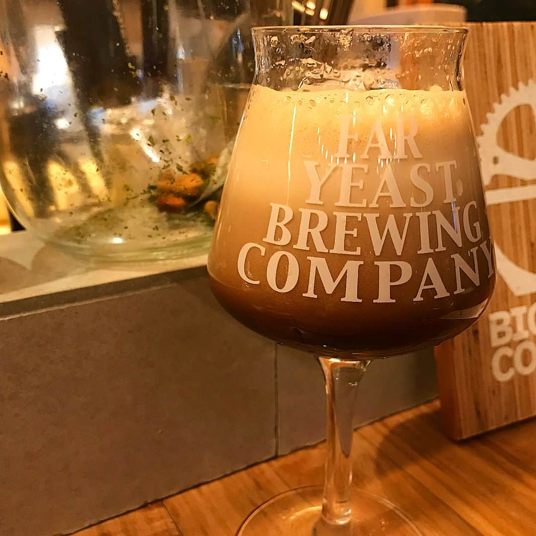 Haisai Chample Beer Festivalのインスタグラム：「2杯目はファーイーストブルーイング初のベルジャンスタウト。 何層にもなってて見た目がコーヒーみたい。面白い❗️味は思ったよりもすっきりでした。このスタウトは女性に人気らしい(・∀・) お通しが小籠包って嬉しい😃BAOはまた次回🤚 #beer #craftbeer #stout #beerstagram #ilovebeer #tokyo #shibuya #faryeastbrewing #tokyo #shibuya #ビール #クラフトビール #ファーイーストブルーイング #スタウト #ビアスタグラム #東京 #渋谷 #酔い週末」