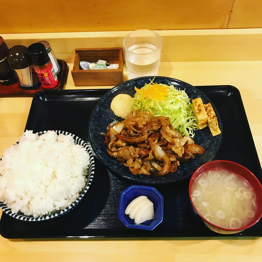 坂田将人のインスタグラム：「良い感じの定食屋さん発見‼️ #徒歩3分 #ヘビロテ確定なやつ #味も良き #値段は田舎にしては普通 #おたふく食堂 #一人暮らしの味方 #陰キャラの味方 #全部で8席 #この狭さが落ち着くんだ」