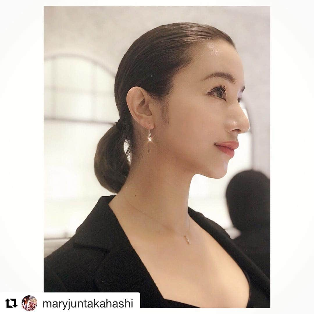 starjewelry_pressさんのインスタグラム写真 - (starjewelry_pressInstagram)「Thank you for coming to our SAKURA party  xoxo  @maryjuntakahashi 🌸 ・ ・ #starjewelry #スタージュエリー #SAKURA #GINZA #5thanniversary #高橋メアリージュン ・ ・ #Repost @maryjuntakahashi with @get_repost ・・・ STAR JEWERY銀座店5周年イベントへ💎 去年すぐに完売になった春の限定商品《Photo1〜4》「SAKURA」シリーズseason2.着けさせて頂きました🌸淡いpinkが顔まわりにあると顔色が良く見え柔らかい女性らしい雰囲気になれますね🌸他にも2018春の新作コレクションやGinza Collectionも魅力的で見とれてしまいました… 願いが叶うと言われているpinky ringも気になります💍 《photo9》2/14まで限定で元町本店のCAFEが銀座店に出張中🍫 可愛いsweetsもあるのでValentine dateにも良いですね^ ^ ・ 《Photo7》 B1Fは広々としたBridalスペース。movieのように指輪のダイヤが選べます💎運命を感じる輝きを選びたいですね。 「何かありましたらいつでも」と言って頂き、「何かあるよう頑張ります」とお伝えしたのでした（笑） ・ ちなみにうちの両親はValentine's dayに初デート♡そのまま結婚してくれて本当に良かった^ ^ 両親のこともあってか、Valentine's dayは幸せな気持ちになります♡ 恋人がいてもいなくても、幸せを呼ぶ記念のジュエリーおススメです🌸 #STARJEWELRY #スタージュエリー #スタージュエリー銀座店  #ドラマ見て下さってありがとうございます #SAKURA #春限定デザイン  #2018springcollection  #limitededition  #幸せを呼ぶ #バレンタインプレゼント #バレンタインデート #記念日デート  #自分へのご褒美  #シンプルアクセサリー  #pink #pinkjewelry  #pinkpiercing  #ピンクアクセサリー  #結婚指輪  #婚約指輪 #職人の技」2月10日 13時11分 - starjewelry_press