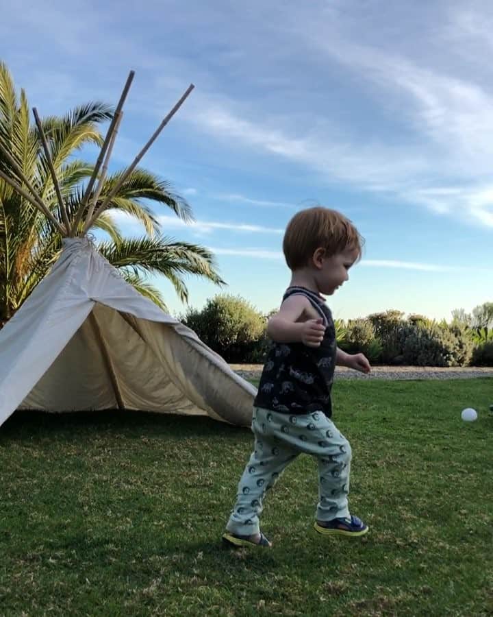 のインスタグラム：「TGIF, y’all. 🌪」