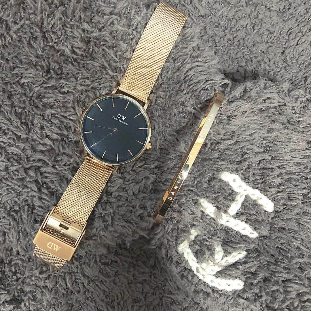 kazuki iwaiのインスタグラム：「こんにちは🌞 . @danielwellington  が2月14日までバレンタインキャンペーンを開催してるので是非ご覧下さい⌚️ . 期間中にギフトセット購入で10%off 更にクーポンコード【iwai】で24%offになります😋👌🏽 プレゼントラッピングも無料なので、プレゼントに困ってる方は是非😊 . . #danielwellington#watch#present#valentinesday#instagood#like4like#followme#me#ダニエルウェリントン#腕時計#バレンタイン#プレゼント」