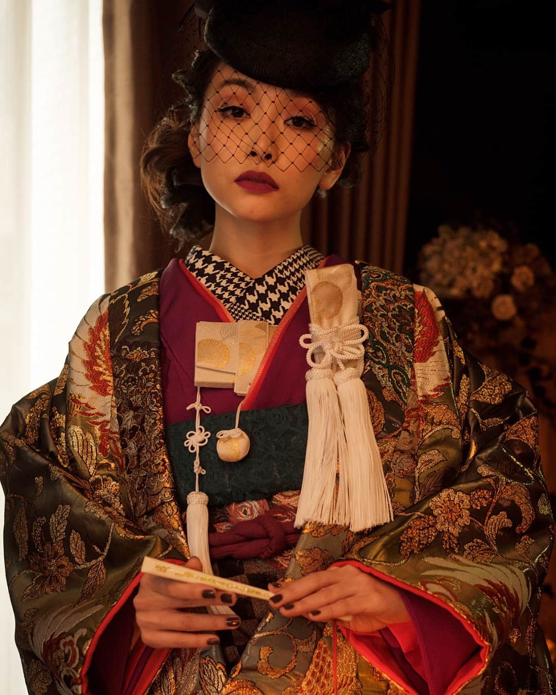 佐々木あさひのインスタグラム：「台湾の結婚式は家族の意向も大きく関わって来るけど、唯一自分達らしさを出せるのがブライダル写真なんだって。だから写真もオリジナリティ溢れていて、もはやひとつの作品って思うものが多い📸✨今回カメラマンのクリスさんの紹介で出会った @culwa_bridals の2人は日本で台湾ブライダルの要素を取り入れた写真をプロデュースしてくれるよ😌 撮影したスタジオも自分達で全てDIYしていて、どこも絵になる。台湾で買い付けているドレスやアクセサリーはとっても素敵だし、打掛のコーディネートも遊びがあって本当に刺激的だった！ 📸: @arenhands 💄: @sallymake 👗: @culwa_bridals 💃: @asahisasaki  #ブライダルフォト #bridalphotos #色打掛」