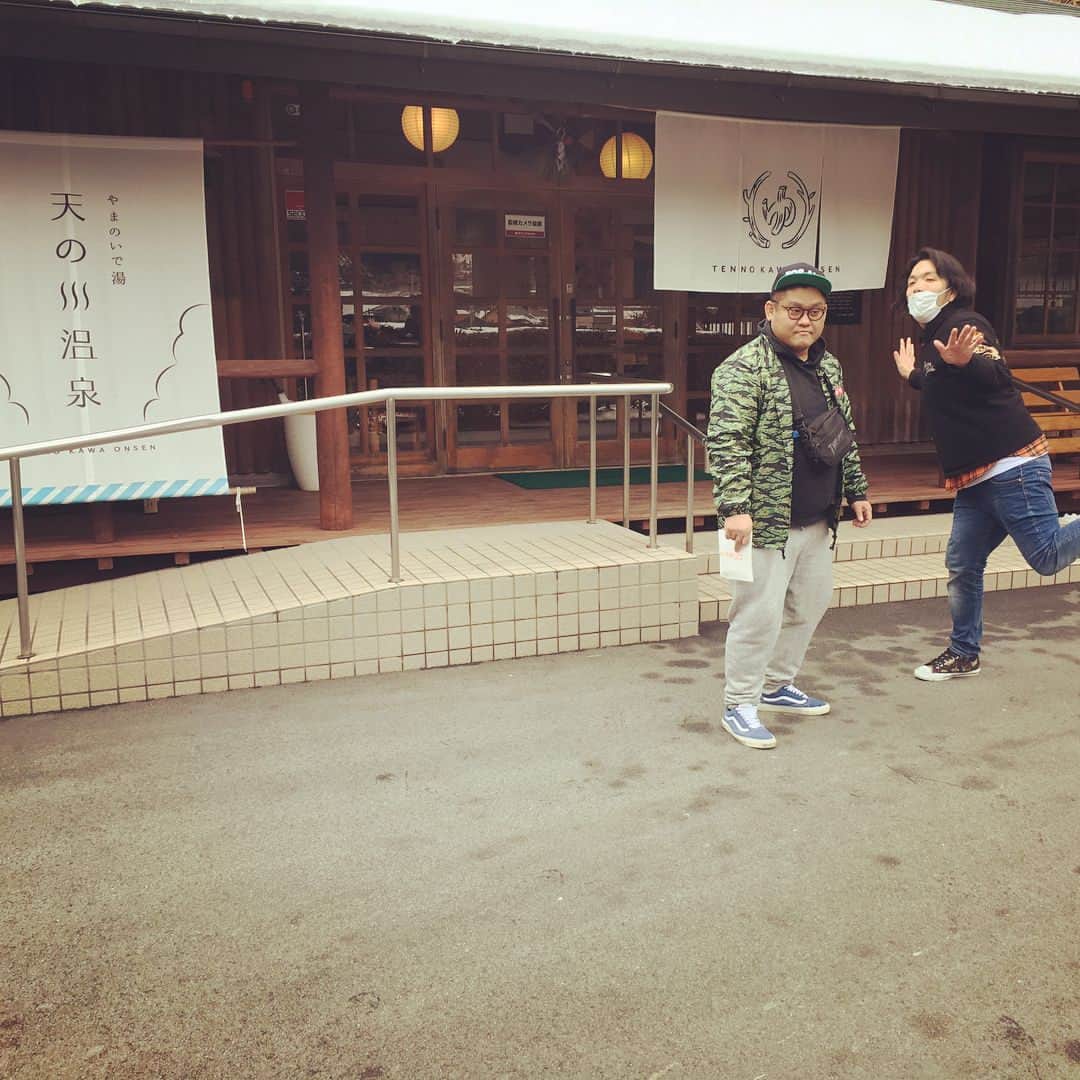 河井ゆずるさんのインスタグラム写真 - (河井ゆずるInstagram)「朝から奈良の神社へお参りに来ております⛩  お参りの後は近くの温泉へ♨️ 湯船でオッサン3人でキャッキャ言うてたら入ってきた別のオッサンが引いてました。  なんばグランド花月であります2月21日『アインシュタイン学園マンゲキ高校合同授業』と3月28日の単独ライブ『NGKシュタイン』どちらも前売り完売してますが、立ち見券は少し出ますので是非来てください🈵‼️‼️ どちらも公演に関するお問い合わせは劇場へ直接お問い合わせ下さい☺️ #アインシュタイン河井 #見取り図盛山 #なにわスワンキーズこじまラテ」2月10日 16時07分 - kawaiyuzuru