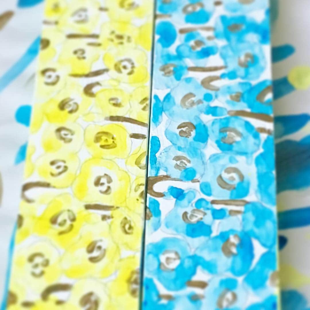 ばばかよのインスタグラム：「I drew yellow poppies and blue poppies. ポピーの花の色を変えて細い板に描いた。#ポピー #黄色 #青色  #ゴールド #にじみ #poppy #yellow #blue #golden #drawing #feeling #flowers #image #illustration #woodworking」