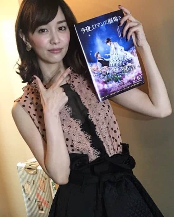 石橋杏奈さんのインスタグラム写真 - (石橋杏奈Instagram)「今夜、ロマンス劇場で ▽ 本日2/10 ついに公開致しました🤗 劇場に足をお運びくださった皆さまありがとうございます まだまだこれからなのでぜひ劇場でご覧くださいっ✨✨✨ 私がデビューしたきっかけで憧れの大好きな綾瀬さんと初めてご一緒することが出来た私にとってとても思い入れのある作品です ・ 切なくなるシーンもたくさんありますが人と接したいなって気持ちや普段周りの人と関われていること 接せれていることに感謝する気持ちも生まれるような心温まる作品になっています😇 たくさんの人に観て頂きたい作品です △ #今夜ロマンス劇場で #武内英樹監督 #綾瀬はるか さん #坂口健太郎 くん #本田翼 ちゃん #北村一輝 さん #中尾明慶 くん #柄本明 さん #加藤剛 さん #石橋杏奈 #本日初日」2月10日 16時39分 - annaisbs_92