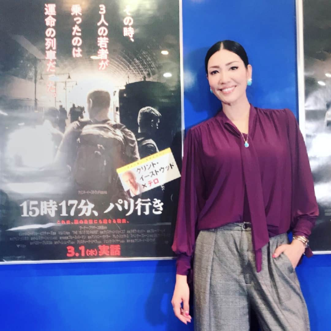 アンミカさんのインスタグラム写真 - (アンミカInstagram)「昨日はQVCの出演前に、クリント・イーストウッド監督の実話映画【15時17分 パリ行き】を鑑賞🎞 クリント・イーストウッドの映画にしては珍しくハッピーエンド✨✨結果を知ってるので、安心して見ることができますよ(^_−)−☆ 老若男女が見て、誰もが心に勇気を貰える映画だと思います✨✨ また旦那様と必ず見に行きます！多感なお子さんには特に見て欲しい! #この映画は列車内で大惨事になるところだった無差別テロを勇気ある行動で防いだ3人の若者の物語。 #本人達が主演を務めています！ #実際にこの列車に乗り恐怖の思いをした人達も出演。 #3人のナチュラルな演技がドキュメンタリーのようなリアル感を出していてドキドキ #しかもこの3人イケメン！ #何に命を使うのかどんな哲学や使命を大切にして生きるのか、、、 #彼が毎日祈る言葉にそれが描かれていて胸を強く打ち最後は涙が止まりませんでした。 #世の中ではみ出し扱いだった何をしてもやり遂げられなかった主人公が成長し3人の友と支え合い結果多くの人を救う英雄になります。 #語ってしまった。 #絶望には愛を疑いには信仰を #私を平和の道具としてお使いください #アシジのフランチェスコの祈り #model #ahnmika」2月10日 17時34分 - ahnmikaofficial