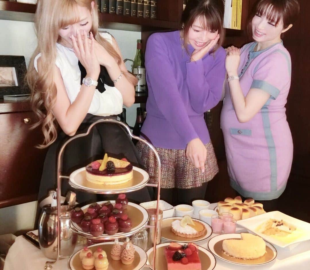 武藤静香さんのインスタグラム写真 - (武藤静香Instagram)「. 杏奈さんと悠里ちゃんとランチ🎂💕 憧れのママ会😍w※最近少しママ友増えた✌️ . . てかこのデザート🎂選んでる風なとこ撮ってくださいっていって撮ってもらうのがまずうけるw（3枚目） . . #デザート#大好き#友達#楽しい#happy#afternoontea#女子会#ママ友」2月10日 17時44分 - mutoshizuka0204