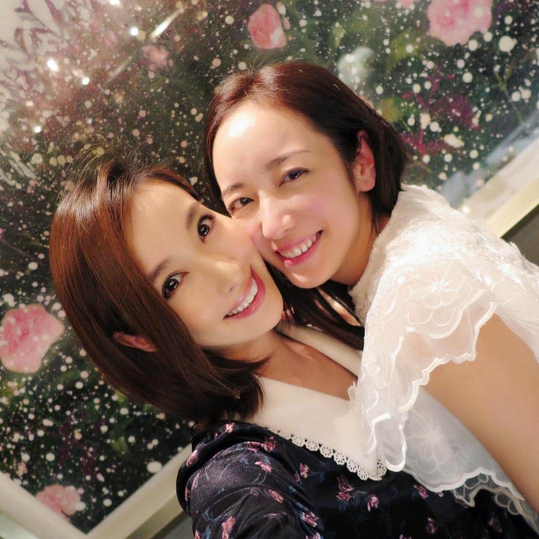 我謝レイラニのインスタグラム：「いっつもキラキラ #瀬戸早妃 💖笑 彼女の女子力は本当に尊敬👏🏻会うたびに自分も頑張らないとって思う(๑•̀ㅂ•́)و✧ #オシャレは我慢 って言うけど‥寒いの無理無理無理！！！！ダウン以外の上着着る気になれなーい( ˘･з･)笑」