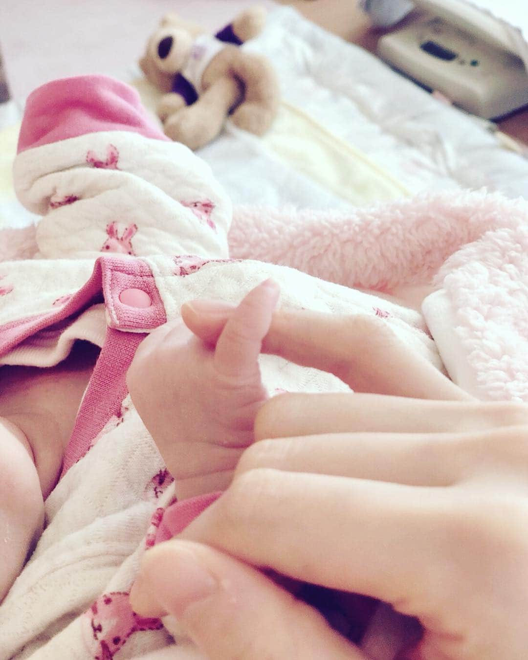 彩星りおんのインスタグラム：「＊ご報告＊ 先月出産致しまして、夫婦から3人家族になりました。 この子が生まれて来てくれた奇跡に心から感謝しております。 まだまだ分からないことだらけですが、周りの方々の知恵やお力をお借りしつつ "新米ママ" 頑張ります！！！✨👶🏻 Last month, we were blessed with a beautiful baby!! I promised to protect her for life💪🏻✨ #newborn #baby #newmom」
