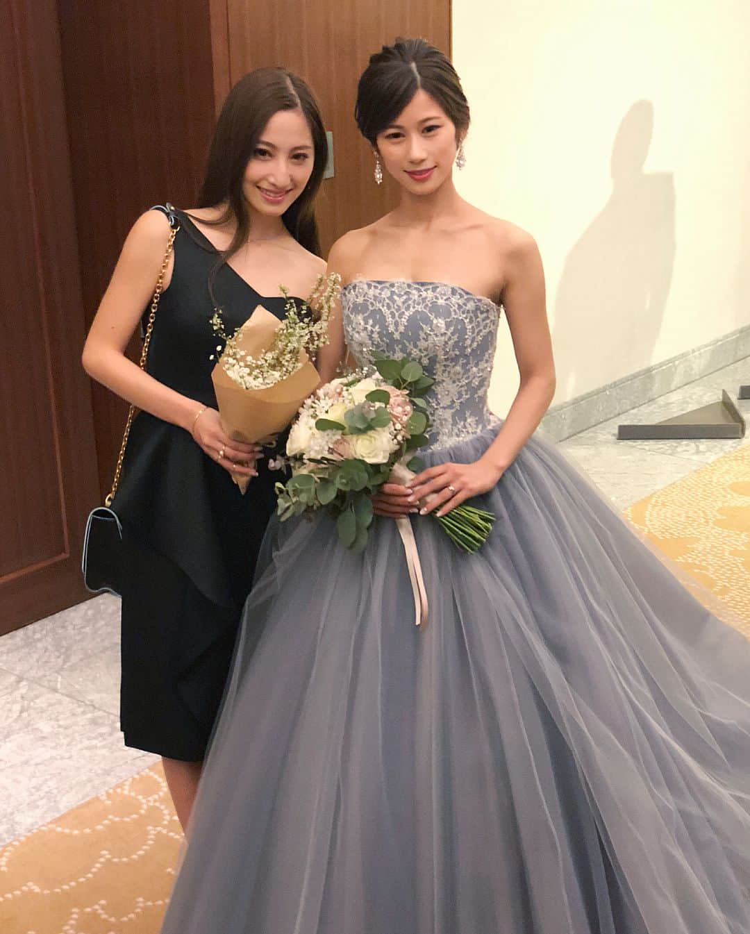 雨宮みずきさんのインスタグラム写真 - (雨宮みずきInstagram)「・ 親友みぃちゃんの結婚式👰🤵💒 夫婦美男美女で 素敵な結婚式でした😭❤️ ダレノガレ明美にしか見えない😂💕 ・ お母さん、お父さんに お手紙を読んでいて一緒に号泣 みぃちゃんのお母さん お父さんは私もたくさん育ててもらったから❤️ ・ 私は小さい頃から おじいちゃん、お母さん子だったし 今では2人とも天国だよぉ… 誰に手紙を読んだらいいんだろう〜 とふと寂しくなった😢 パパがいるんだけどねw寂しがりそうw 大好きだけどやっぱりママが好きなの😂💕 けどいなくなったわけじゃないし お手紙はちゃんと読みたいな〜❤️ それを思わず言ったら お互い読み合いっこしよって言ってくれた😂笑 ・ 小学校から全国駅伝のメンバーで 中学も同じがよくて みぃは期間限定で3年間お引越し。 私は学区外から住所変更して通学。 毎日毎日陸上と向き合う生活。 ほんとに毎日走ってたよね😂 ・ 全国で戦う戦友、ライバルでも あったけどチームの仲間 大好きな友達でもあった❤️ お母さんになって、子どもが 産まれたらみんなで ホノルルマラソン出たり お出かけ行ったり、旅行に 行ったりしたいねと話していたよね❤️ ・ そんなみぃちゃんも今では こうくんを産んで立派なお母さん！！ 先を行くみぃちゃん。ほんとに きれいで美男美女で両親にも 愛されていてたくさんの友達がいて 幸せたくさんの家庭を築いていて 理想の夫婦。理想の家族。 私もみぃちゃんみたいにたくさんの 人に愛される家庭を将来築けたらいいな〜（；＿；）❤️ それまでまっててね。😂笑 改めて結婚おめでとう💗 ・ #親友 #ダレノガレ明美 #激似 #結婚式 #心からおめでとう #パレスホテル東京 #palacehoteltokyo #weddingdress #wedding #weddingparty」2月10日 19時17分 - ammymzk0926