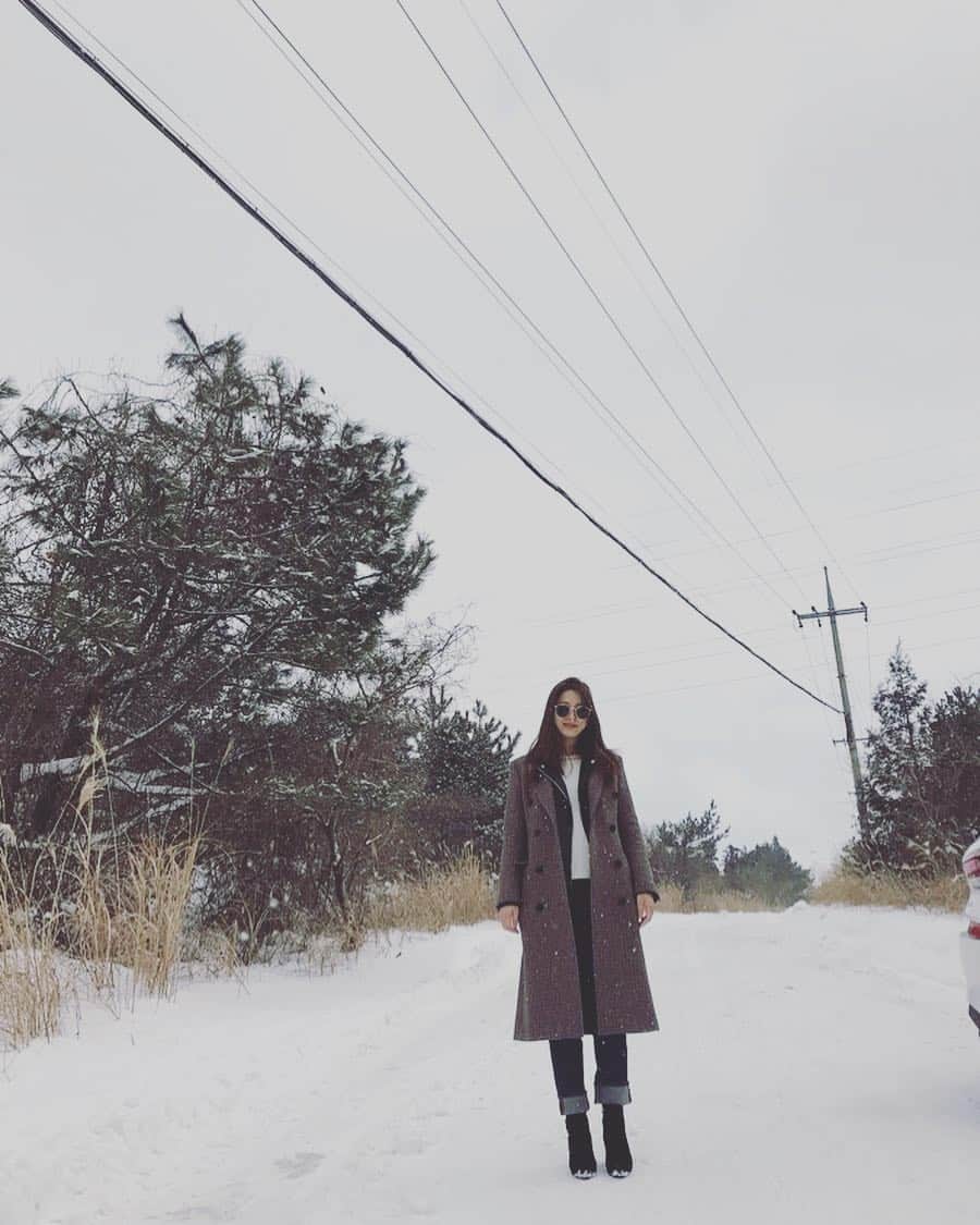 のインスタグラム：「오늘이 토요일인데... 돈꽃은 더이상 안한답니다ㅜㅜ 매일 돈꽃 생각하며 돌아보는 요즘.. 돌아보면 모든게 감사했는데... 함께고생한 감독님 작가님 스텝분들 배우분들 사랑하는 가족들 친구들 나를 진심으로 응원해준 팬분들 함께해준 시청자분들... 참 표현 못하는 나때문에 반응없어도 묵묵히 지켜봐주고 응원해줘서 고맙습니다.  전 당분간 쉬는시간을 가지며 가족들과 함께~^^ 그래서 오늘은 가족들과 함께 쇼트트랙 응원!! 조카들까지 다같이모여 긴장하면서 봤어요~ 감동의 쇼트트랙 선수분들 정말 수고많으셨습니다:)」