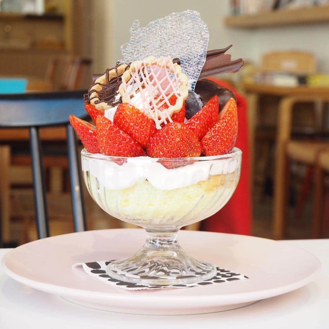 のインスタグラム：「いちごづくしの季節になってきましたね✨🍓 Sweet, delicious and topped with strawberries! いい1日のカフェ✨☕️ ～￥999 🕕火、水、木、金 9:30〜19:00 土、日 祝日 9:00〜19:00 月 定休日 📍大阪府箕面市箕面6-4-17 箕面駅前第1駐車場・駐輪場 1F Photo by @benkichidonburi」