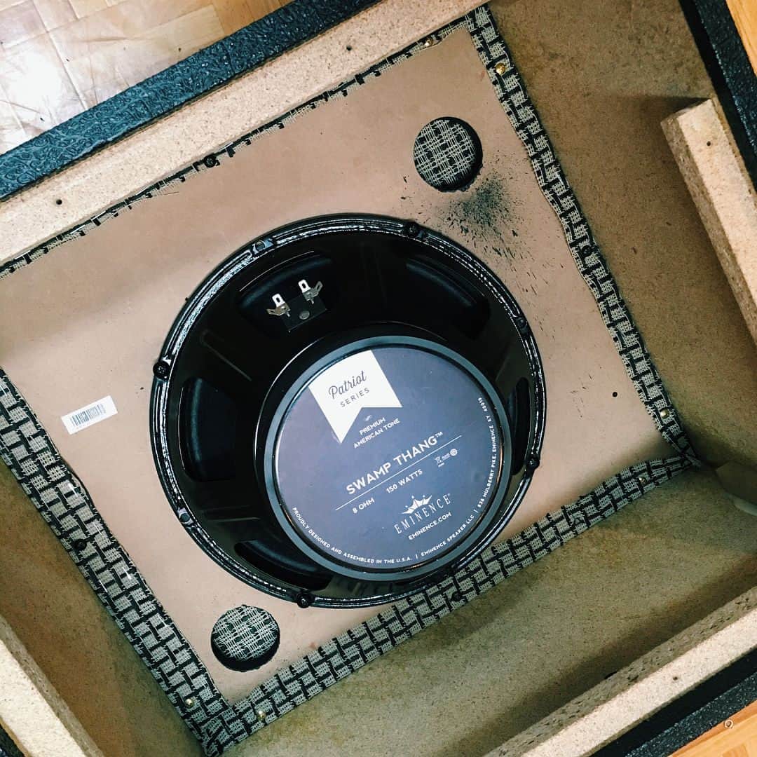 大村孝佳のインスタグラム：「全然違いますね🤔 Marshall《MX112》1発キャビは同社《1936》2発キャビのように横の取っ手部分がないので音や振動も全面に伝わりそうですね。《MX112》の低域はバスレフの影響からか、1発でユニットの特性が出やすいためか、デフォルトで入っていたCelestion製ユニットでも低域がよく出ていました🎸」