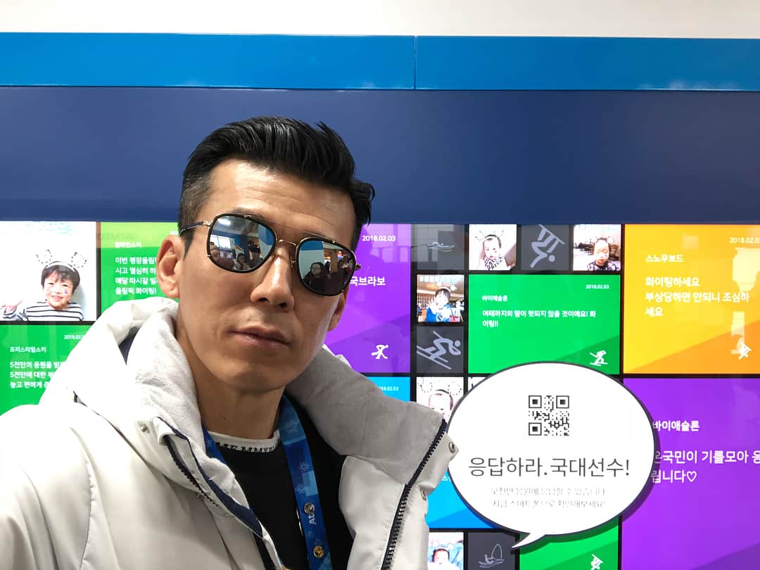 ジヌションさんのインスタグラム写真 - (ジヌションInstagram)「어제 평창올림픽 개막식은 정말 감동이었습니다.오늘은  대한민국 국가대표 선수들을 응원하고자 강릉 올림픽 파크 디지털월에 왔습니다.  응답하라 오천만 응원 페이지에서 선수들에게 메시지를 보내면 국가대표 선수들이 직접 확인할수 있다는데요. 벌써 30만 건이 넘는 메시지가 전달되었다는데 여러분도 응원 하셨나요?  선수에게 직접 답장을 받을수도 있다고 하니 우리 함께 100만건 가즈아~  #응답하라오천만 #응오 #2018평창 #피엔지」2月11日 0時54分 - jinusean3000