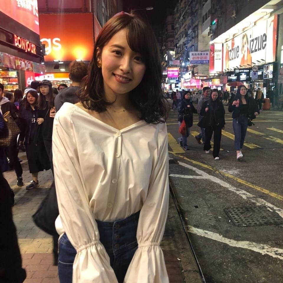 樋口日奈さんのインスタグラム写真 - (樋口日奈Instagram)「為今日fans' meeting打左小小report 係小弟第一次😀 打少少repo  運節主要係MC 問問題成員要三十秒內畫出或寫出答案 問題不分先後 記得幾多打幾多 1. 對香港第一個印象係乜？ Manatsu： Hong Kong Tower Erika: （畫左個男人手瓜起腱） Sayuri: 雲吞麵（片假名） 大頭以為香港好似東京一樣叫東京塔 唔知佢係想講ifc 定係 icc  跟住mc 唔緊要 叫我哋一人出少少錢起幢Hong Kong Tower 比manatsu 全場歡呼 fafa 解釋佢係想畫Jackie Chan， 話佢成日拍好多香港電影 sayurin 話佢好鍾意食麵 仲聽過譚仔（用廣東話講，聽到呆咗）話好想食下  2. 去荒島可以帶三樣嘢你會帶乜？ manatsu: 電視，marcaron 同朋友 fafa:刀，背囊，睡袋 sayuri: 母親（真係寫咗お母さん)，其餘兩個都唔記得（反正傻話😂) mc 話去到荒島點睇電視，佢話佢嘅朋友會帶電比佢 同埋佢係全宇宙第一個喜歡marcaron 嘅人，對於飯們「竟然」知道佢嘅喜好感到好驚訝 fafa 答得好正常 話要用刀打獵，放嘢食落背囊儲起佢，係睡袋到訓 sayuri 話母親好重要 所以要帶埋佢 其他兩個掛住睇佢講傻話唔記得  3. 平時空閒時間做乜野？ manatsu: 煮嘢食 fafa: 睇音樂劇 sayuri: 睇動漫 大頭成日煮嘢畀自己同成員食，雖然煮飯叻，但係有一樣真係唔識，就係marcaron, 呢樣要靠人整比佢食 fafa: 鍾意音樂，花好多時間睇戲劇同音樂劇 sayuri: 講左佢睇邊套動漫（唔識），仲話鍾意打機，打final fantasy 15， 佢仲話自己係car racer no.1，邀請飯們play together  4. 去過新加坡同計埋今次香港，你哋下次想去邊度做海外show? manatsu: 上海 fafa: 台灣 sayuri: 俄羅斯 大頭話去由新加坡到香港再去上海，完成嘅話就好似一條巡遊路線咁 花花話好多成員都好鍾意珍珠奶茶，所以想去台灣飲 sayuri 話俄羅斯版圖好大（畫左一大忽嘢），去到可以有排巡迴live  5. 最鐘意的單曲？ manatsu: influenzer  fafa: 第幾次的藍天 sayuri: girl's rule  大頭好鍾意boom boom boom 個段，覺得好好記 飯們又易跟 花花係十單第一次做C，固然係難忘，歌詞都好正面係提醒人黑暗中望向藍天，好鍾意首歌 sayuri: 中間果段chorus (ガールズルール 彼を好きになって 一緒にいつも 泣いたり) 好鍾意  仲有叫佢哋畫MC 個樣，畫完叫觀眾講邊個最靚 花花眾望所歸畫到MC 勁樣衰，觀眾歡呼聲最大成功得獎  最後佢哋每人講左一句廣東話,sayuri 講「我鍾意日本嘅動漫」，sayuringo punch 大頭「好鍾意大家」，子Q  臨消失前出咗飛吻💕 (完) _____________________________ #乃木坂在香港 #nogizakastayinhk #生田絵梨花 #秋元真夏 #松村沙友理 #桜井玲香 #西野七瀬 #齋藤飛鳥 #衛藤美彩 #若月佑美 #井上小百合」2月11日 1時21分 - sakurazakaclub