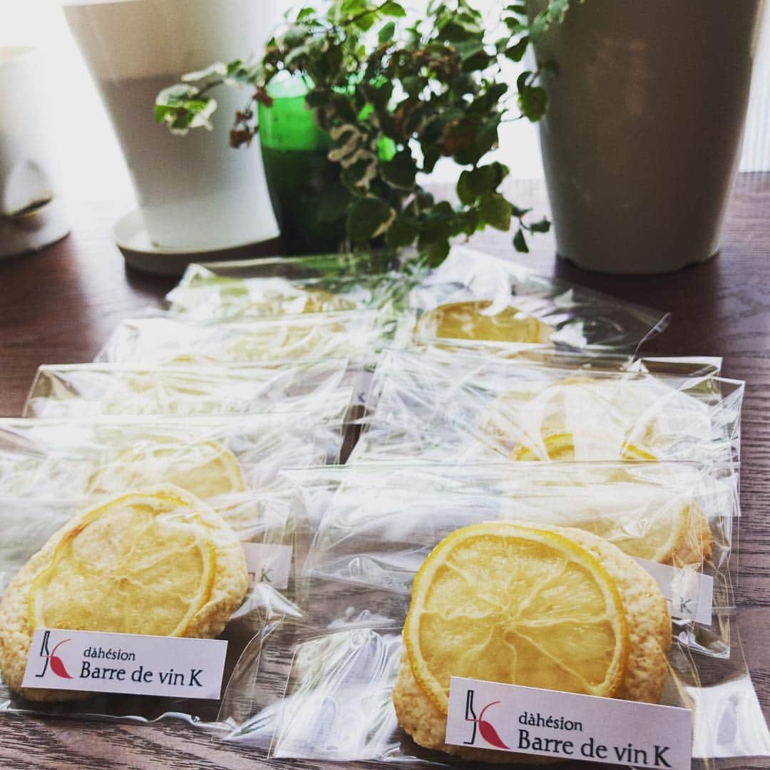 Barre de vin Kのインスタグラム：「2018.02.11  レモネードクッキー  タップリのレモン果汁とバターが 酸味の効いたクッキーに仕上げました。 ビタミンCタップリの さっくりクッキーです。  Lemonade Cookie  Tappuri lemon juice and butter I made it into a sour cookie. Vitamin C tapri It is a cookie.  #lemonade  #LouisVuitton #warm #foodstragram #vscocam #instafood #instavsco #IGersJP #foodphoto #onthetable #vsco_food #vscogram #fodstyling #feedfeed #mycommontable #foodvsco #foodlover #wine #winelover #barredevink #LIN_stragrammer #オトコノキッチン #kagoshima #cafestragram #大人カフェ #winebar #cafe #winebar」