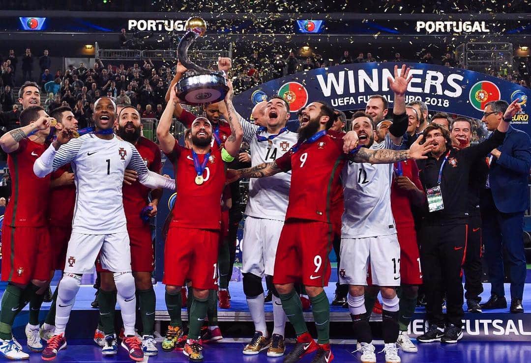 クリスティアーノ・ロナウドさんのインスタグラム写真 - (クリスティアーノ・ロナウドInstagram)「Campeões da Europa de Futsal!! Parabéns malta, parabéns Portugal!!👏🏽🇵🇹👌🏽」2月11日 8時51分 - cristiano
