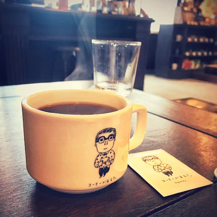 井俣太良のインスタグラム：「朝からコーヒー☕️🕊 #コーヒーがあるさ #本とコーヒー #手紙社」
