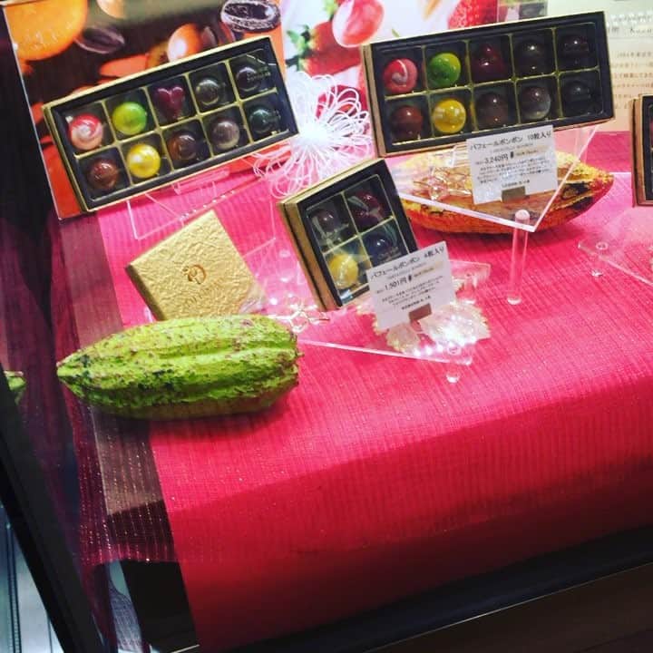 eguchikazuakiのインスタグラム：「ヒカリエ入りました‼️ まだまだ在庫ありますよー遊びに来てくださいね‼️電池あるからライブやろうかな😄 ボンボンショコラオススメだよー ケーキの味をイメージしたチョコレートを今年はメインのチョコレートとして販売しています、ショートケーキやミルフィーユ、チーズケーキなど普段食べれない味をご用意しました、今年の新作なので食べないともったいないぞ👍  #delimmo #デリーモ #江口和明 #eguchikazuaki #パティシエ #ショコラティエ #ヒカリエ #バレンタイン #遊びに来てね #チョコレート #食べたいよね #私が1番食べたい #渋谷 #目白 #いらっしゃいませ」