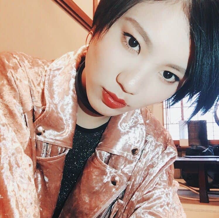 小林玲のインスタグラム：「グループ7人になって初アー写。そして明日はいよいよ豊洲PITワンマン！お待ちしてます^ ^  #🌸 #pink」