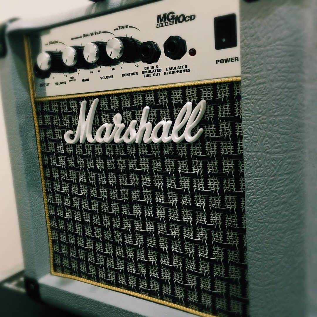 大村孝佳のインスタグラム：「今回はキャビではなく、Marshallの10Wの小さいモデル《MG10CD》の交換に挑戦してみました🎸15Wよりもこのモデルの方が音も太く好みなのですが、せっかくなので6.5インチのスピーカーユニット交換も興味ありますね。小さくて可愛いけど貫禄も十分‼️2枚目からは元のパーツと中身になります。」