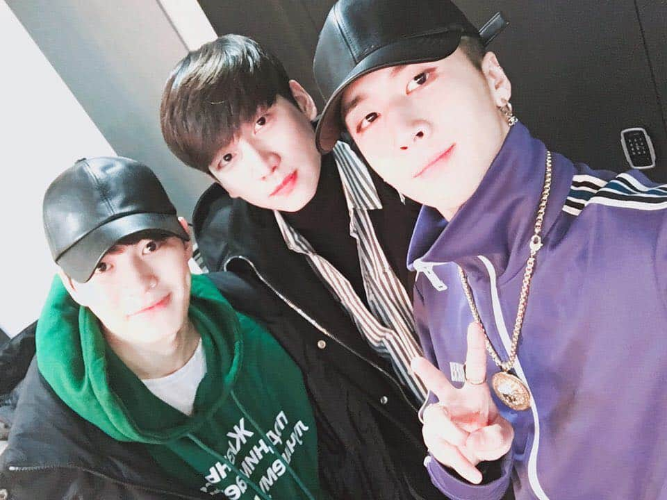 VIXXさんのインスタグラム写真 - (VIXXInstagram)「[20180211] RAVI 2nd REAL-LIVE 'NIRVANA' 에녕에 이어 랍콘 등판하신 콩이와 효기 👬 빅스가 보는 랍콘도 최고 👍 - #막라_우정_뽀에버 ☘️ #VIXX #빅스 #RAVI #라비 #HONGBIN #홍빈 #HYUK #혁 #RAVI_2nd_REAL_LIVE #NIRVANA」2月12日 0時21分 - vixx_stargram