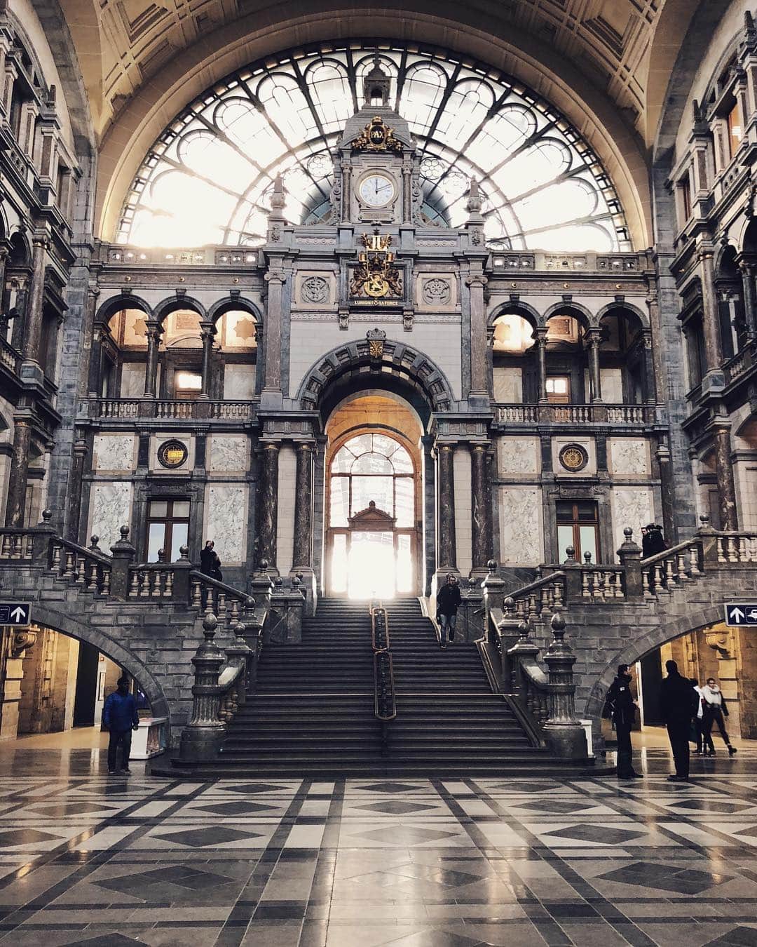 三輪麻未さんのインスタグラム写真 - (三輪麻未Instagram)「世界一美しい駅💍💎 ずっと来たかった #Antwerp Centraal station🌹 #美しい駅#結婚式#感激#アントワープ#ベルギー#🇧🇪」2月11日 17時18分 - asami_miwa
