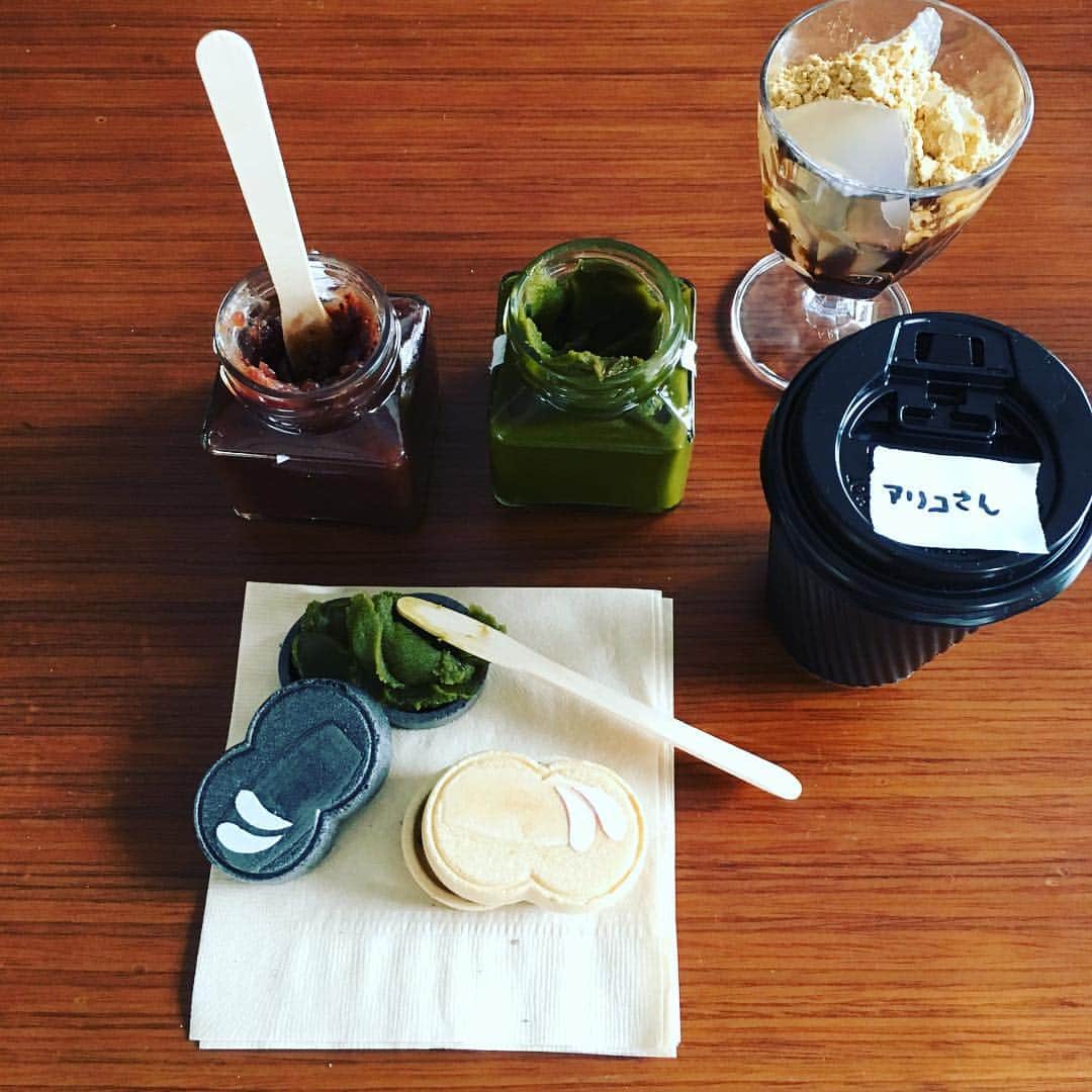 志摩有子さんのインスタグラム写真 - (志摩有子Instagram)「おやつその2は、頂き物のくろぎの最中。小倉と抹茶餡の2種を自分で合わせて作る。あんこがびっくりするほど滑らかでおいしー！なんだこれ。 #おやつ #otonaくろぎ  #最中 #DIYモナカ #まかない #コーヒーにも合う」2月11日 17時29分 - ariko418