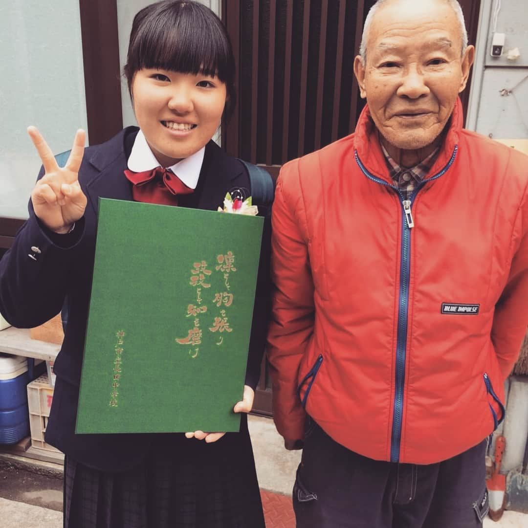 古江彩佳さんのインスタグラム写真 - (古江彩佳Instagram)「1週間がたった今 2月4日を命日に87歳で祖父が亡くなりました。  私の事を凄く大事にしてくれて、小学生の時にはいっぱい一緒に遊んでくれてすごく良い思い出でした。  大好きな大切なおじいちゃん これからも天国から見守ってて下さい 今までお世話になりました。ありがとう🌻 #おじいちゃん#これからも#頑張るね」2月11日 17時44分 - ayaka_furue27