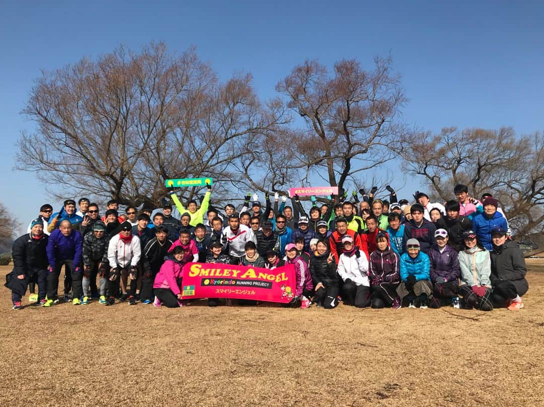 湯田友美さんのインスタグラム写真 - (湯田友美Instagram)「30k with smiley angel team☺︎ 暴風の中、みんなでがんばりました😂 コンディションはいつも同じじゃないからこれも経験😊 自分の体と対話しながら、風の中でいかに楽に進めるかを感じること、探すことが練習😊 みんなと走れて楽しかった😉 ・ I ran 30k with smiley angel team. The harsh conditions with very strong wind made us tired. We had a good workout ! ・ #杏林堂 #杏林堂薬局 #スマイリーエンジェル #ランニング#ランニングクラブ#30k#静岡#浜松#磐田#島田#run#running#training#practice #ホーム間違え電車二本乗り過ごす #家の到着１時間遅れる #田舎あるある #sosad😢」2月11日 18時01分 - yudatomomi