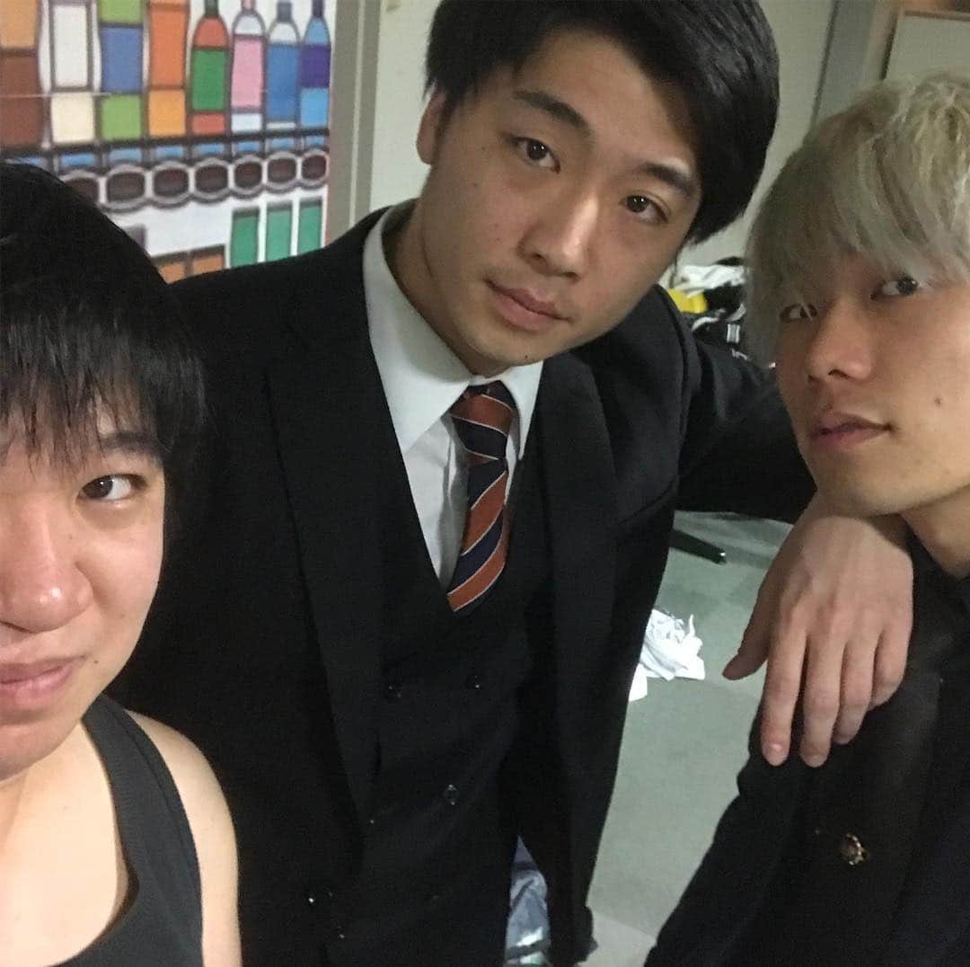のインスタグラム：「おいおい、各期のカリスマが集まってるやんけ。ええやん。 #カリスマ #よしもと漫才劇場  #さや香新山 #戎藤原 #ニッポンの社長ケツ」