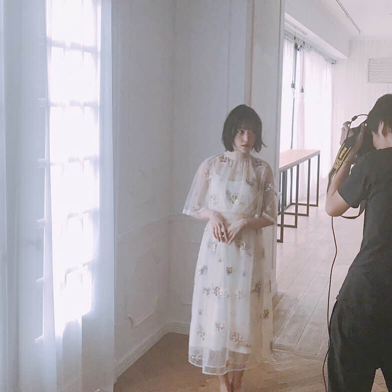 乃木坂46のインスタグラム：「巻頭ページのオフショット、#堀未央奈 さん📸白のワンピースがお似合いでした😊  #N46MODE #乃木坂46 #堀未央奈」