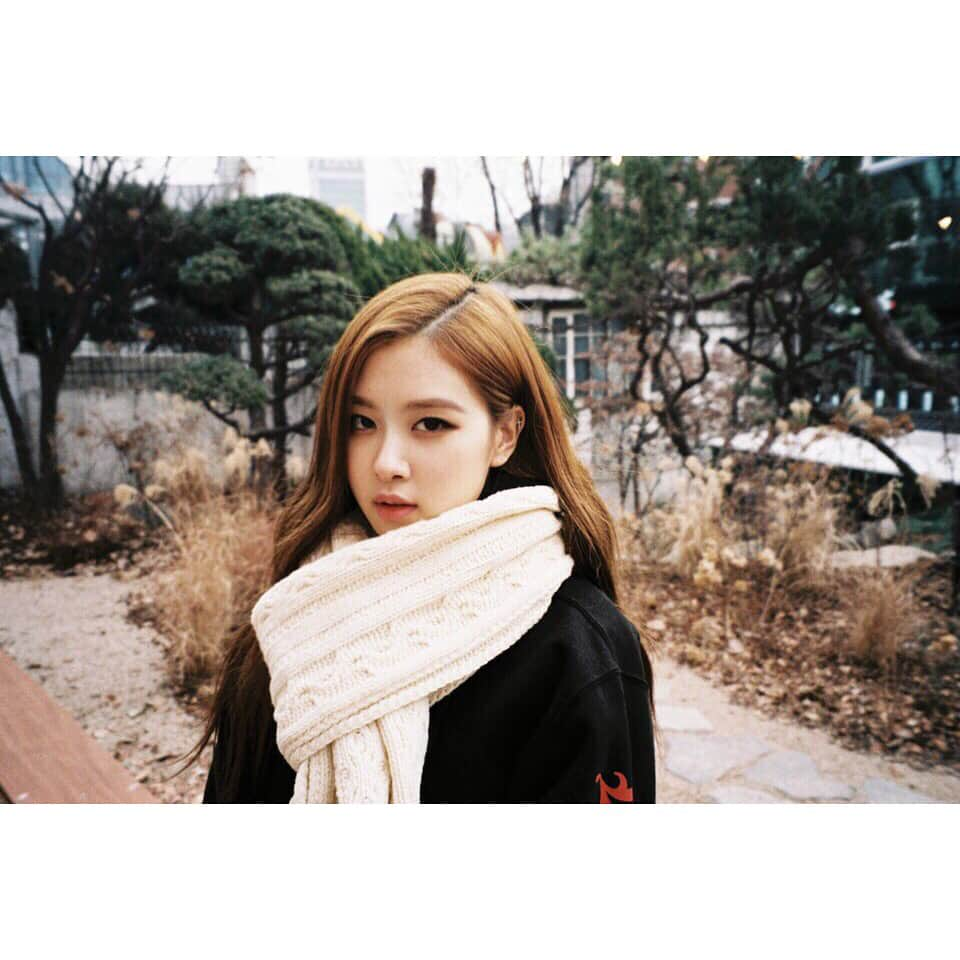 BLACKPINKさんのインスタグラム写真 - (BLACKPINKInstagram)「#BLACKPINK#ROSÉ#FEB_11#22  Oh gosh.. where to start.  First of all I am so blessed to have my fans. Thank you to all the Blinks and my loving family and friends who reached out to wish me a happy birthday today. Thank you a thousand times 🖤 yayyy i'm 22 haha  늘 너무 고마운 블링크~ 오늘은 더더더 고마웠어요 ㅠ 오늘 하루 너무 따듯하게해준 블링크, 그리고 가족들과 친구들! 덕분에 오늘 하루 정말 기억에 남을 것 같아요. 올해 더 멋진모습으로 보답해드리는 로제되겠습니다. 너무 너무 감사합니다 🖤」2月11日 21時33分 - blackpinkofficial