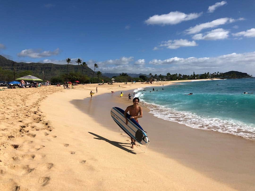 福王寺彩野さんのインスタグラム写真 - (福王寺彩野Instagram)「今日はマカハでサーフィン🏄‍♂️💙 波がすごすぎて私は見学担当😂🌊🌊🌊 . #hawaii #oahu #makaha #surfing #beach #nofilter」2月11日 22時07分 - ayano_fukuoji