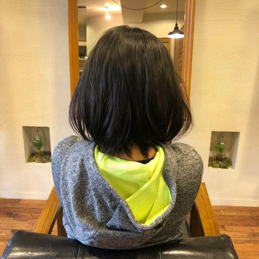 のインスタグラム：「娘が40センチ髪を切ったみたいです。」