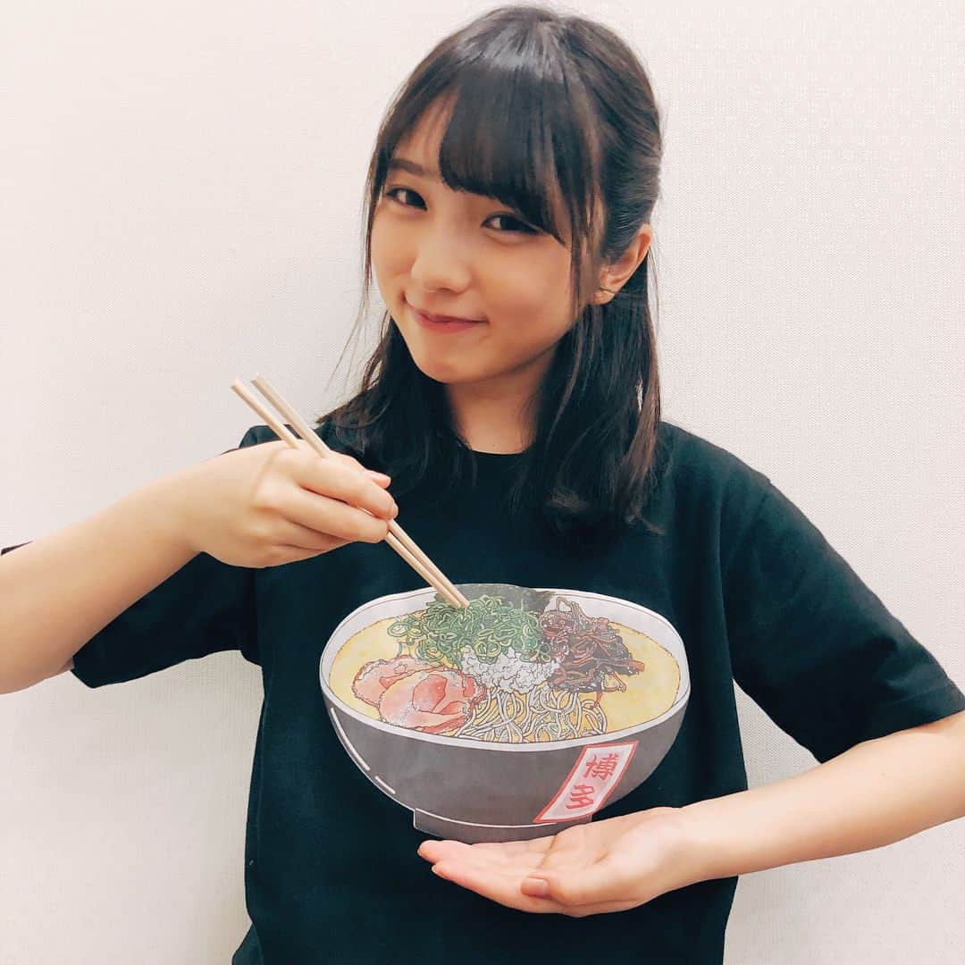 与田祐希さんのインスタグラム写真 - (与田祐希Instagram)「ショールーム で 着たこの 博多ラーメン Tシャツ！！！ 食べてるふりも できるとよー  #福岡 #博多ラーメン #とんこつ #与田ちゃん #与田祐希 #乃木坂46 #日向の温度」2月11日 22時22分 - gentoshayoda