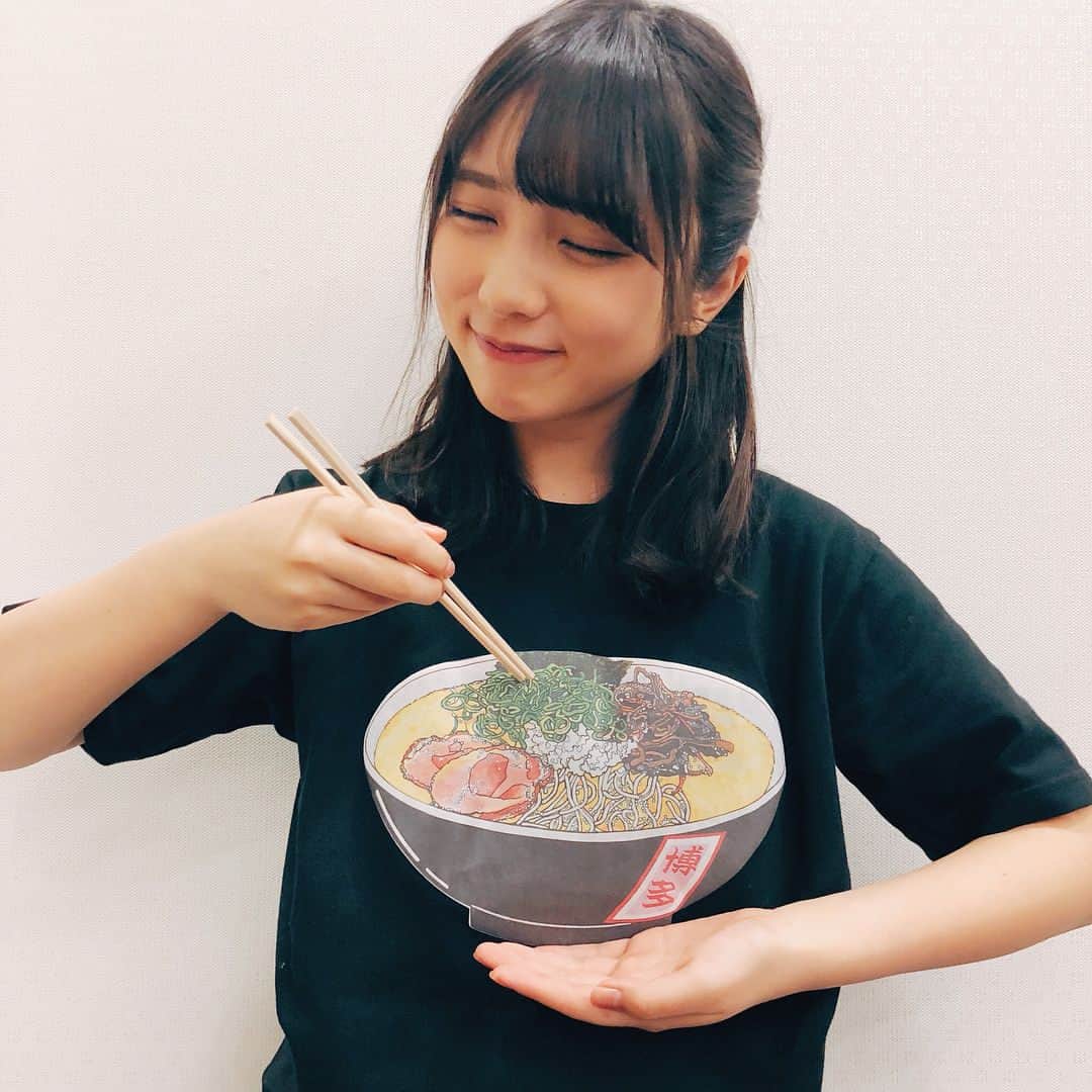 与田祐希さんのインスタグラム写真 - (与田祐希Instagram)「ショールーム で 着たこの 博多ラーメン Tシャツ！！！ 食べてるふりも できるとよー  #福岡 #博多ラーメン #とんこつ #与田ちゃん #与田祐希 #乃木坂46 #日向の温度」2月11日 22時22分 - gentoshayoda