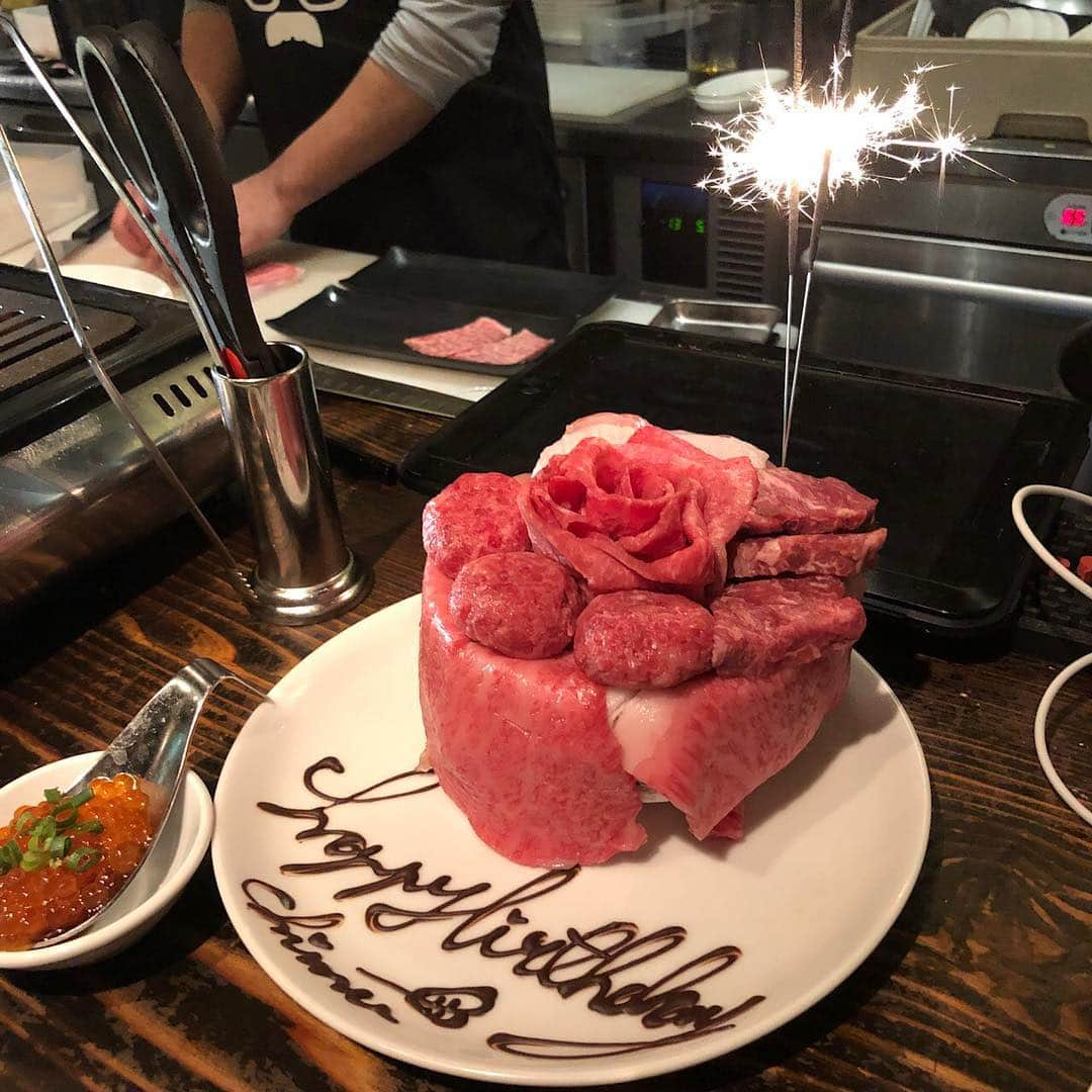 松川星さんのインスタグラム写真 - (松川星Instagram)「ちむお誕生日おめでとう♥︎ 今年も祝えてよかった🥀 素敵な焼肉屋さんだったな〜💭 #ニクアザブ #肉ケーキ」2月11日 22時25分 - akarin__rin