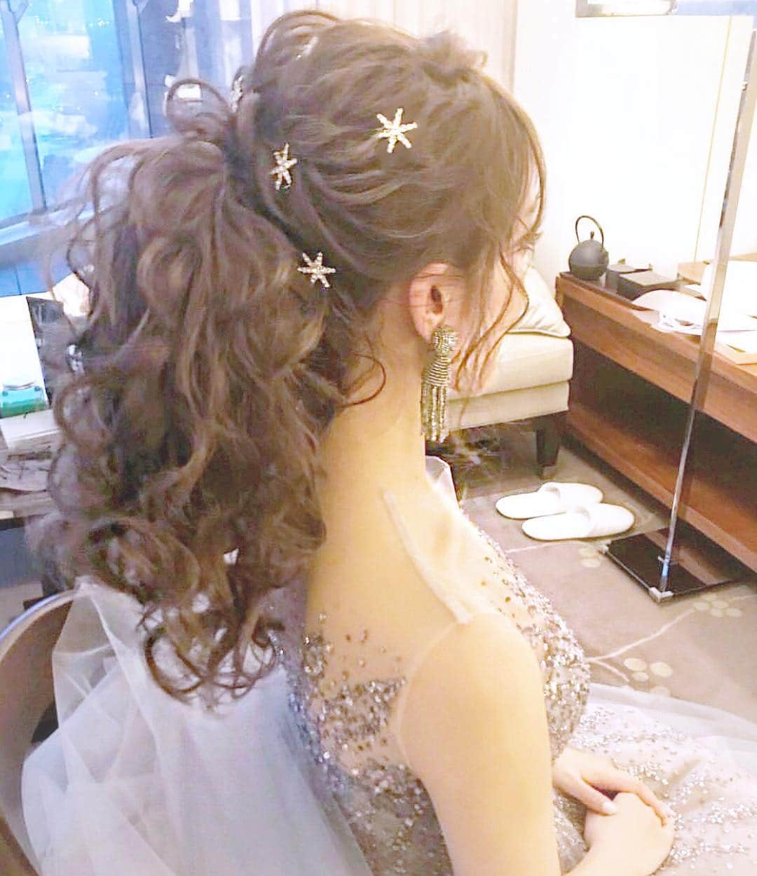 プレ花嫁の結婚式準備アプリ ウェディングニュースさんのインスタグラム写真 プレ花嫁の結婚式準備アプリ ウェディングニュースinstagram ふわふわ ポニーテール が可愛い ドレス に合わせた ウェディングアイテム のバランスがオシャレ