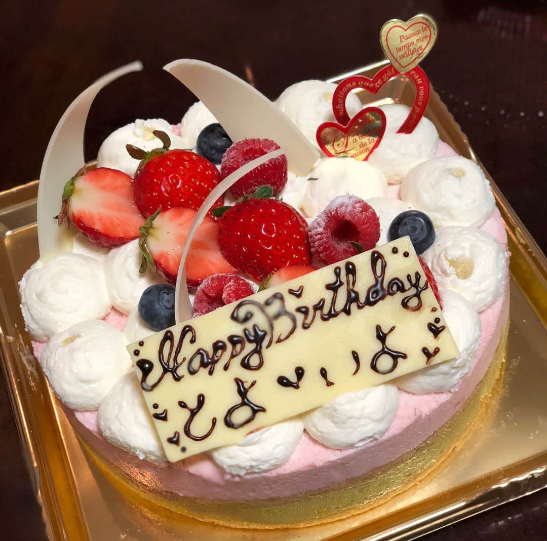 曲渕伊代さんのインスタグラム写真 - (曲渕伊代Instagram)「🐬💙 小田切家でお誕生日会してもらった！ はるちんの手料理とちっひーが買ってきてくれたピスタチオのケーキが本当に美味しくてしゃーわせ🥰 #とよと一緒にされた #くるしゅうない」2月11日 23時01分 - iyo_m2f