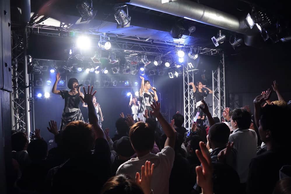 Cheeky Paradeのインスタグラム：「6周年ツアー大阪・名古屋ありがとうございました⭐︎ 新曲、新衣装いかがでしたでしょうか？ いよいよファイナルは東京！！ 沢山の方に6周年をお祝いして頂きたいです(*´꒳`*) #チキパ #6周年 #ライブ #ツアー #大阪 #愛知 #名古屋 #新曲 #新衣装 #cheekyparade #aniversary #live #tour #newsong」