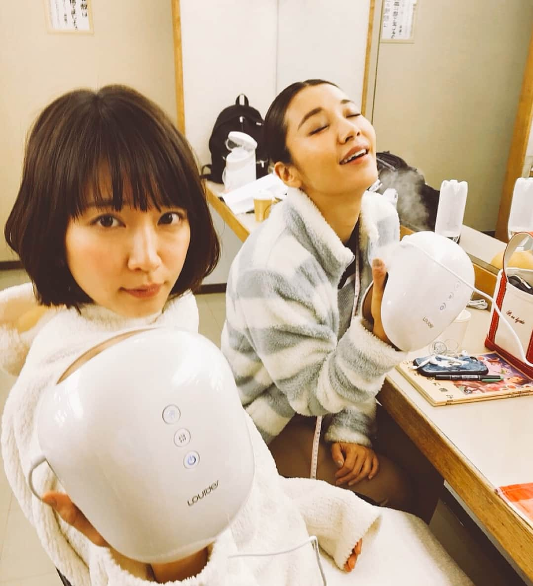 吉岡里帆さんのインスタグラム写真 - (吉岡里帆Instagram)「「きみが心に棲みついた」 八木さんと癒されるの巻。 向井さんが差し入れして下さったハンドマッサージ、 依存率高し！  明日22:00〜 過去のトラウマが炸裂する第5話。どこまでも襲いくる恐怖と依存の中、吉崎さんが一筋の光となるのか…  @kimisumi_tbs  #きみが心に棲みついた」2月12日 9時05分 - riho_yoshioka