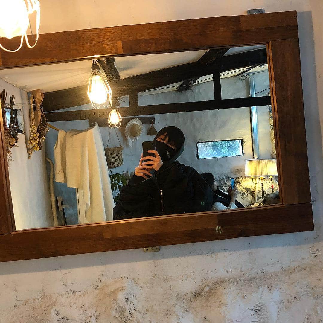 のインスタグラム：「네모난 상자 속, 날 가둘 순 없어요🐶」