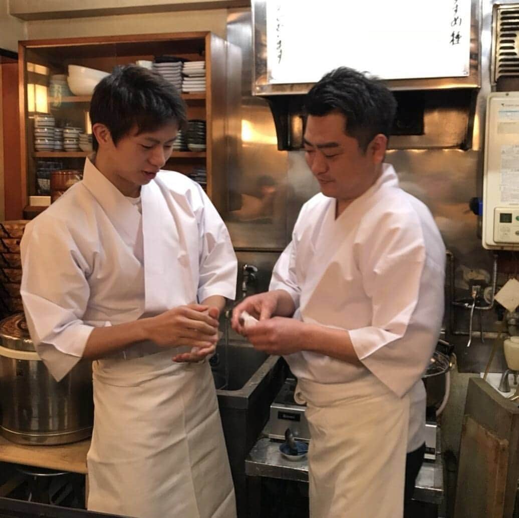 田口良一のインスタグラム：「お世話になっているのぶさんに弟子入りしました！笑 めちゃ難しい！笑 #お寿司 #うまし #ドヤ顔 #圧倒的な差 #赤ちゃんかわいい #楽しかった #ありがとう」