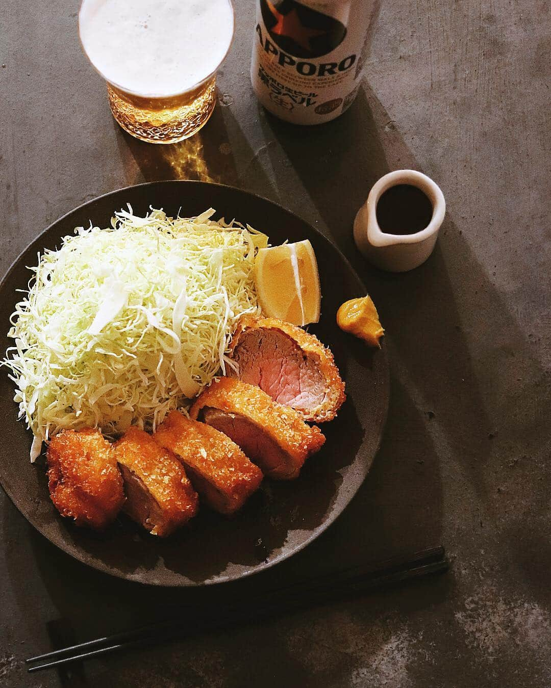 樋口正樹さんのインスタグラム写真 - (樋口正樹Instagram)「Tonkatsu . 今夜はとんかつで一杯。 ヒレを丸っと低温揚げ。 良い揚げ具合に大満足。 後半は白米にオンして。 . . #豚肉 #とんかつ #ヒレカツ #ひれかつ #ヒレカツ #ビール #サッポロビール #サッポロ黒ラベル #黒ラベル #ルービーギュンギュン #千切りキャベツ #tonkatsu #porkcutlet #cutlet #炸豬排 #sapporobeer」2月12日 18時37分 - higuccini