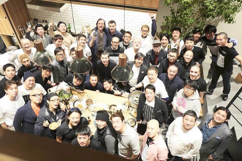 渡部建のインスタグラム：「Chef’s Gathering @ TRUNK(HOTEL)  普段交流のない和食、洋食、海外のトップクラスののシェフ達が一堂に集まり、垣根をぶち壊し、普段着の料理でもてなし合いながら、将来の業界の進化と発展につなげようということで招待制で始まったシークレットイベントの2回目。呼んでいただきました(嬉泣)  #本田直之 #chefsgathering #trunkhotel  #渡部はどこだ？  #右上の思いっきり木の陰になってる人  参加者 Troisgros(Ouches) Leo Troisgros Bistro64（Rome) Kotaro Noda Clown Bar（Paris) Sota Atsumi 傳 長谷川在祐 よろにく 桑原Vanne Yoroniku蕃 早川剛 天ぷらくすのき 楠忠師 日本料理たかむら 高村宏樹 鮨喜邑 木村康司 はっこく 佐藤博之 鳥しき 池川義輝 炭火焼肉 なかはら 中原健太郎 御料理宮坂 宮坂展央  しのはら 篠原武将 から木 唐木正文 ete 庄司夏子 Bvlgari Il Ristorante Luca Fantin, Fabrizio Fiorani Cuisine[s] Michel Troisgros Guillaume Bracaval ラ・ブリアンツァ 奥野義幸 ペレグリーノ 高橋隼人 81 永島健志 Tacubo 田窪大祐 ロットチェント樋口敬洋 星野や東京 浜田統之 Chiune 古田諭 Ode 生井祐介 リベルテ・ア・ターブル・ド・タケダ 武田健志 Kabi 安田翔平 東麻布天本 天本正通 赤井 顕治 アーククラブ迎賓館 RED35優勝 鮨くろ崎　黒崎一希 遠藤のりひと  飯尾醸造 飯尾彰浩 黒木本店 黒木信作 平和酒造 山本典正 松本酒造 松本日出彦  AnDi 大越基裕 World's 50 Best Restaurants 中村孝則 One Story 代表 大類知樹 浜田岳文 岡田右京 青田泰明 渡部建  DJ 田中知之（FPM ） Drink Director 大橋直誉（TIRPSE) Food Director 米澤文雄 （ジャンジョルジュ東京） Movie 富田直樹(Ninja Works) Producer 本田直之  Special Thanks  TRUNK HOTEL 野尻義孝、古賀久夫、小南綾」