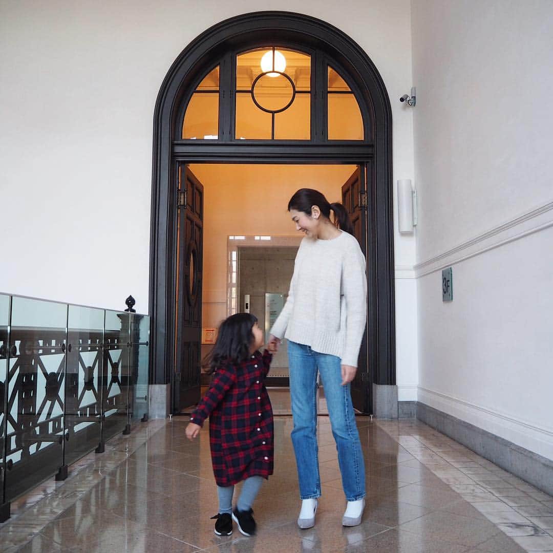 岩上陽子のインスタグラム：「📖* * 明治期ルネサンス様式で安藤忠雄設計改修という、美しき子ども図書館。 私も子供の頃の週末は家族で図書館だった👧 * #国際子ども図書館 * * * #mamalife#librarytime#levis501xx#zara#amiami#安藤忠雄#図書館#上野#暮らし#くらし#シンプルライフ#育児#子育てママ#子連れ#コヅレ#コヅレ#ママライフ#ママコーデ#ママコーディネート#コーディネート#今日のコーデ#アラサー#シンプルコーデ#ママリ#リーバイス#アミアミ#ザラジョ#週末の過ごし方」
