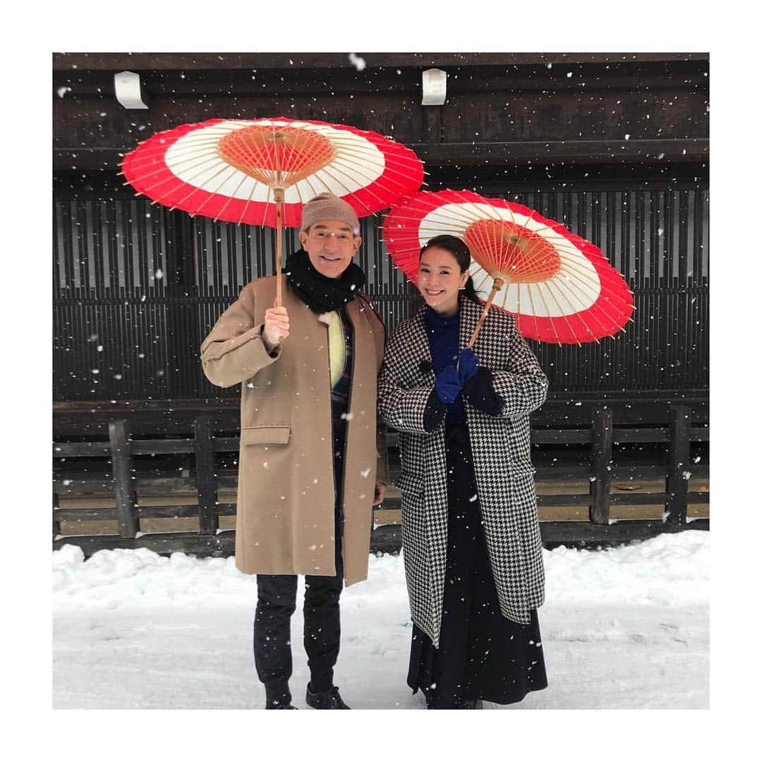 知花くららさんのインスタグラム写真 - (知花くららInstagram)「NHKの番組で、キャンベルさんと松本、飛騨と旅しています😃・ ・ #寒いけれど #雪がきれい #お勉強になる旅です #沖縄娘は #テンションがあがりまくり @robertcampbell_tokyo」2月12日 12時14分 - chibanakurara.official